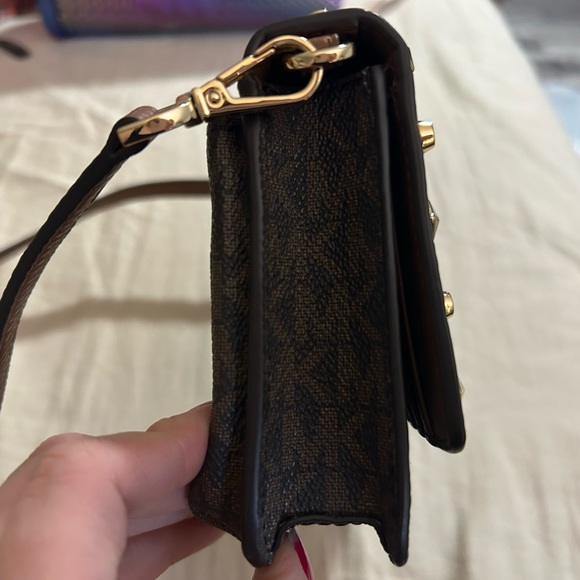 Micheal Kors Small studded Faux Leather and logo smartphone crossbody - Picture 3 of 8